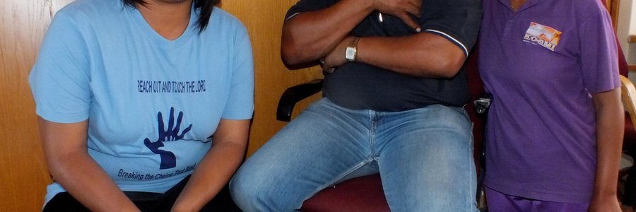  Vlnr is Joanne Lewis, Clive Steneveld en Yolandi Sauls by die Bags of Love wat hulle gaan afhaal het